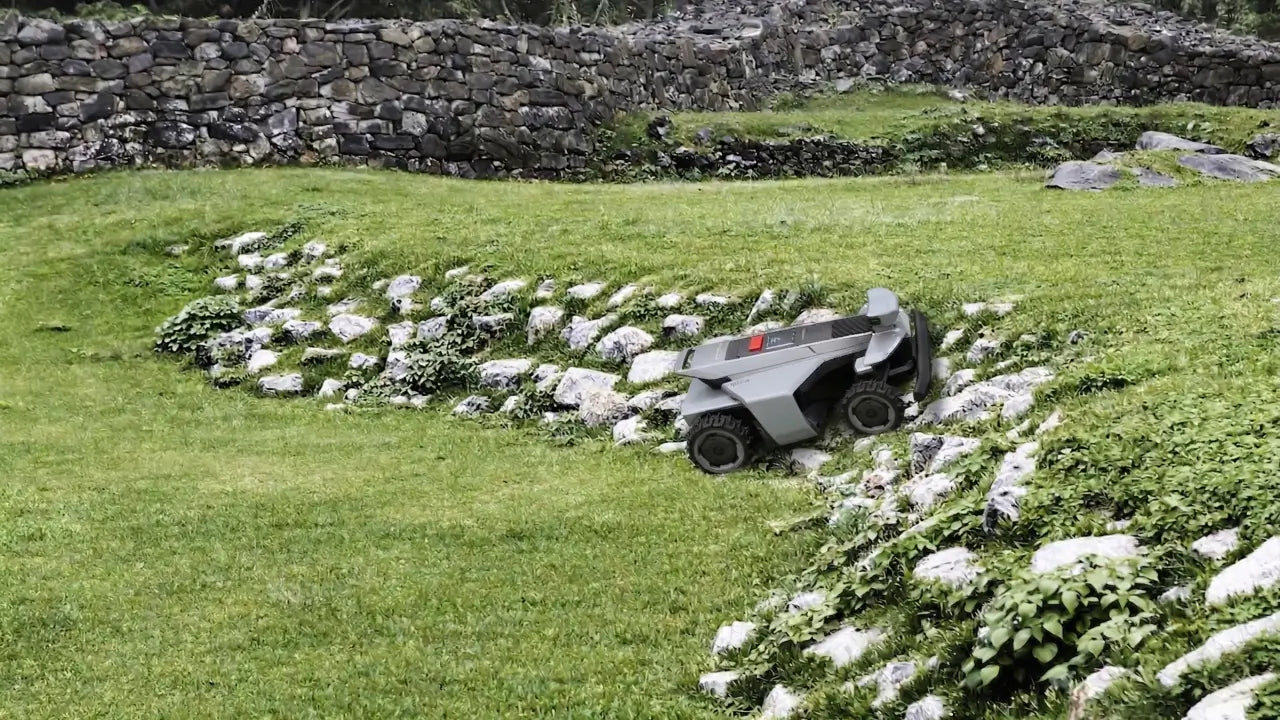 Een robotmaaier werkt op een helling