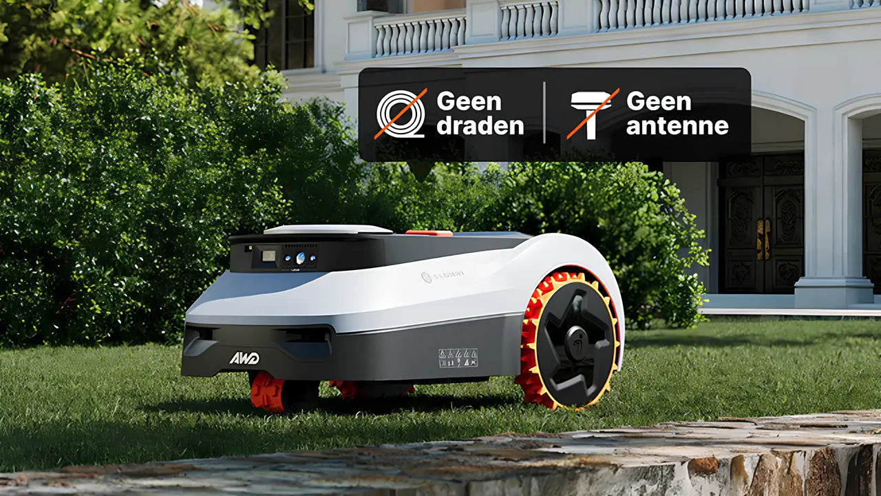 Draadloze robotmaaier zonder grensdraad en antenne staat op een privé gazon bij een villa.