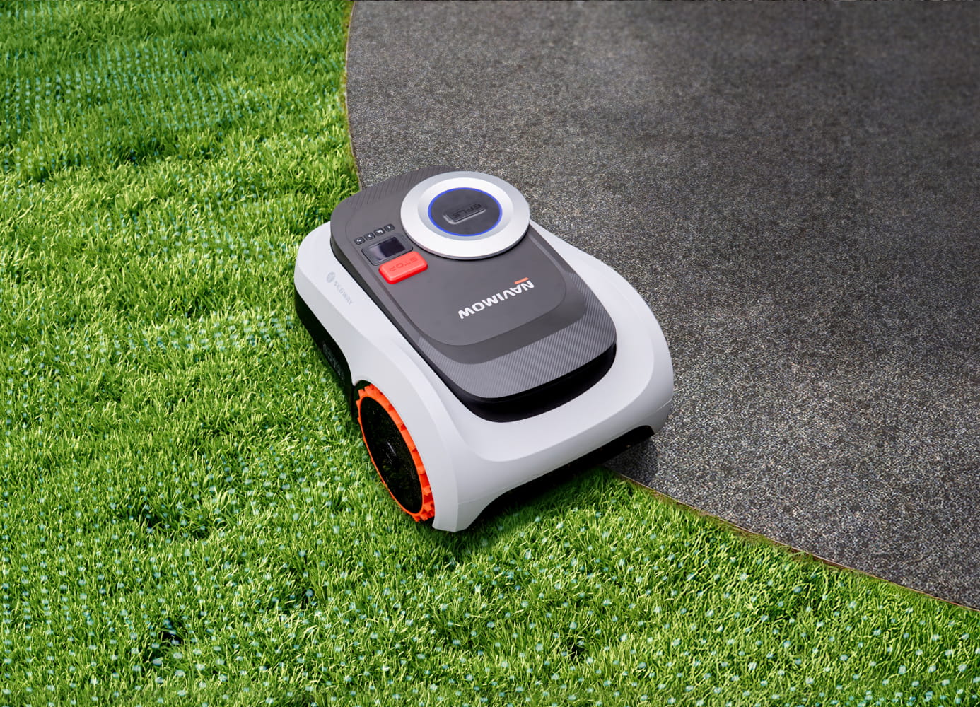 Segway Navimow i105E robotmaaier maait gras op een groen gazon.