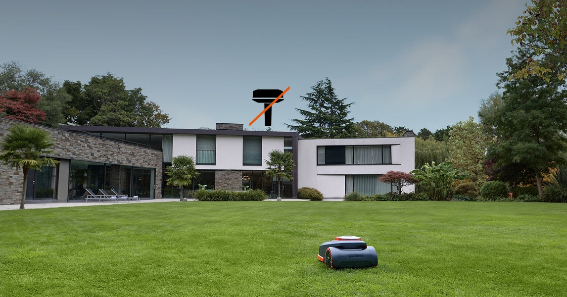 Navimow i105E robotmaaier maait het gazon bij een moderne villa.