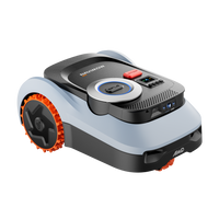 Navimow i110 AWD robotmaaier maait het gras in de tuin.