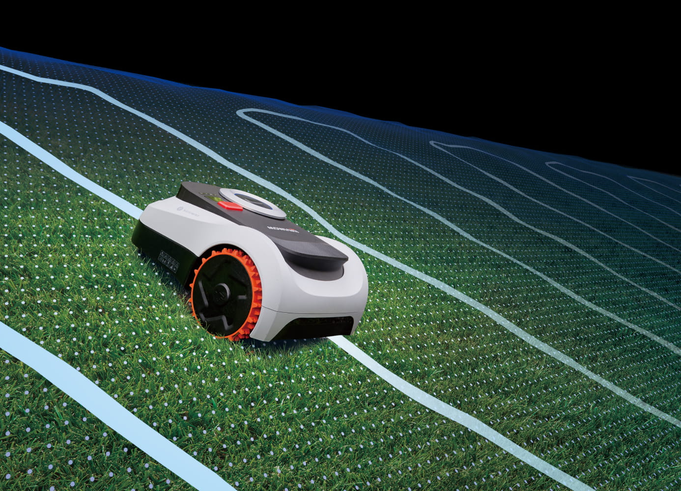 Segway Navimow robotmaaier op een groen gazon met witte lijnen.