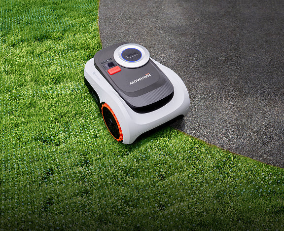 Segway Navimow i105E robotmaaier op het gazon bij het terras.