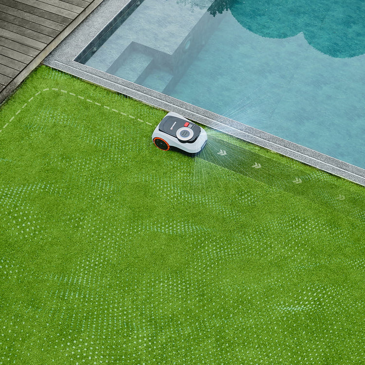 Navimow i105E robotmaaier maait het gras bij het blauwe zwembad.