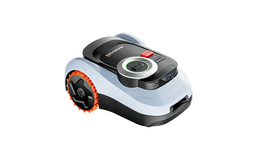 Navimow i105E robotmaaier maait het gras in de tuin.